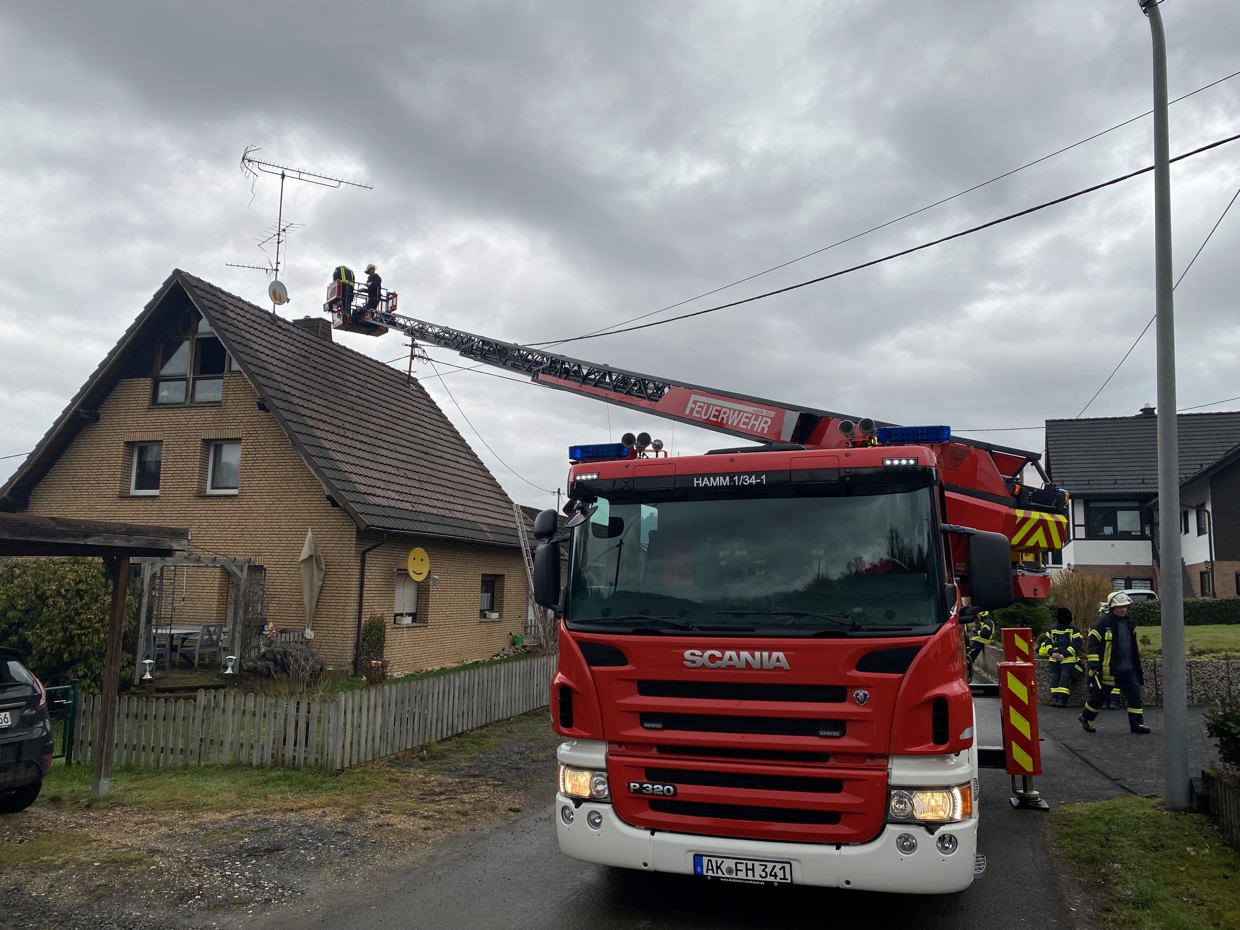 Drehleiter wird in Stellung gebracht