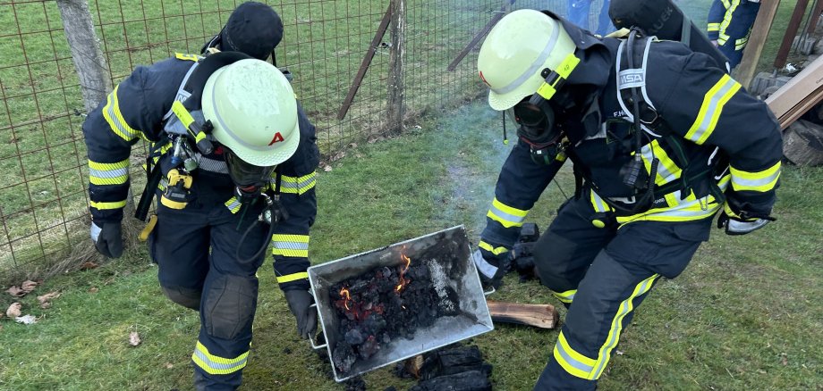 Brandgut wird herausgetragen