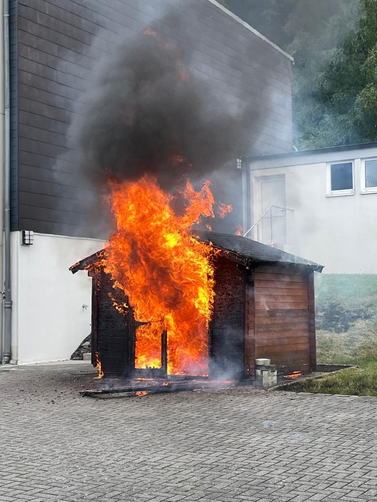 Schuppen im Vollbrand