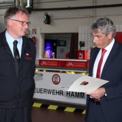 Bernd Brenner erhält das Goldene Feuerwehr-Ehrenzeichen