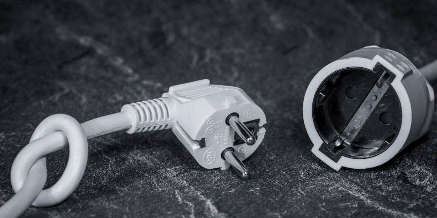 Gezogener Stromstecker