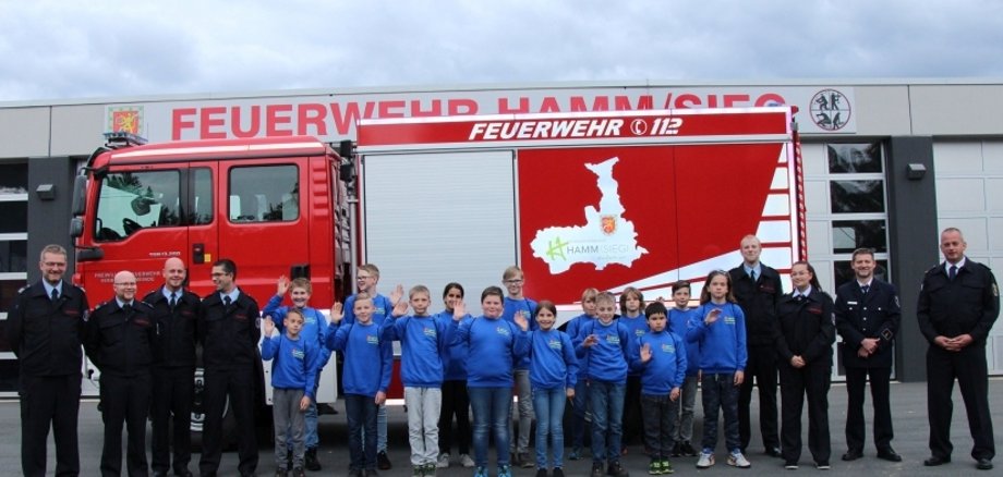 Gruppenfoto der Beförderten Wehrleute mit Bürgermeister Dietmar Henrich