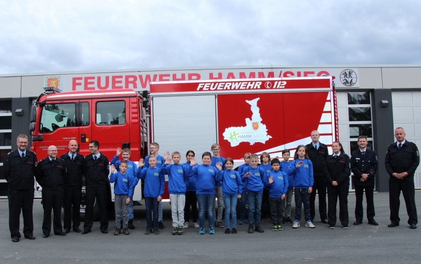 Gruppenfoto der Beförderten Wehrleute mit Bürgermeister Dietmar Henrich