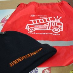 Feuerwehrmütze und -tasche