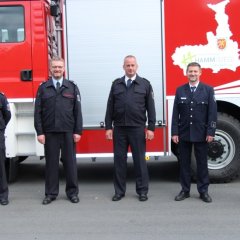 Gruppenfoto mit stv. Wehrleiter Christian Brenner, Wehrleiter Heiko Grüttner, Brand- und Katastrophenschutzinspekteur Ralf Schwarzbach, Kreisjugendfeuerwehrwart Volker Hein, Bürgermeister Dietmar Henrich.